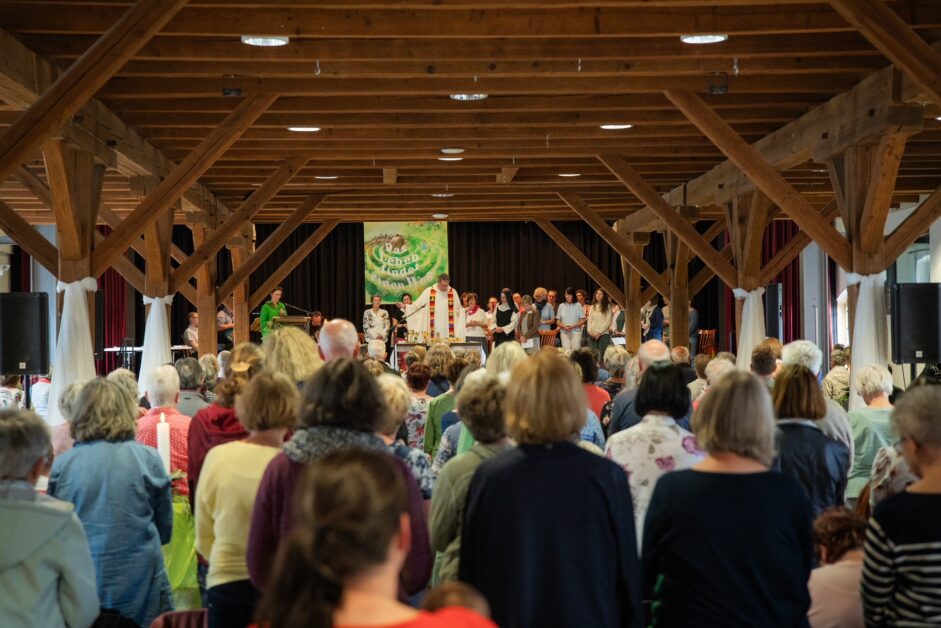 YOSHua gestaltet Frauenfest